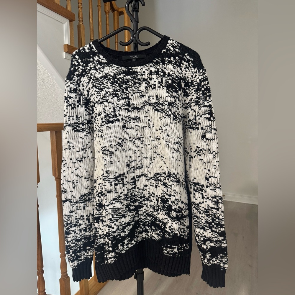 Guess sweater / size Medium